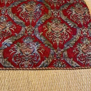 Beautiful tapestry like Queen size bedding with 2 shams